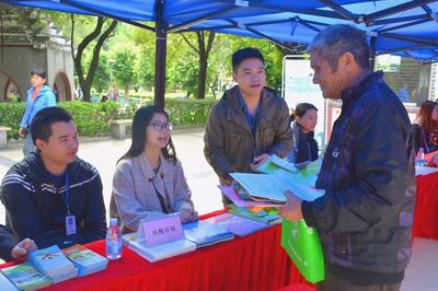 清城區(qū)統(tǒng)計局積極參與2017年‘12.4’國家憲法日暨全國法制宣傳法律咨詢活動，提供專業(yè)社會經(jīng)濟咨詢服務