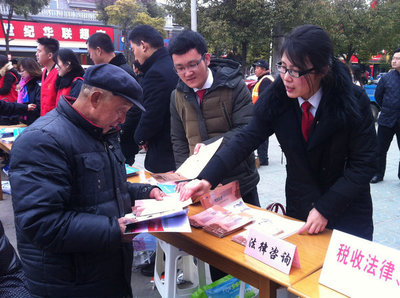 學(xué)雷鋒樹新風(fēng)，法律咨詢暖人心——我院開展學(xué)雷鋒法律咨詢服務(wù)活動(dòng)